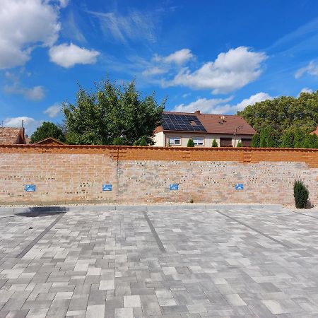 Linden Apartman 106 - Adults Only Mosonmagyaróvár Extérieur photo