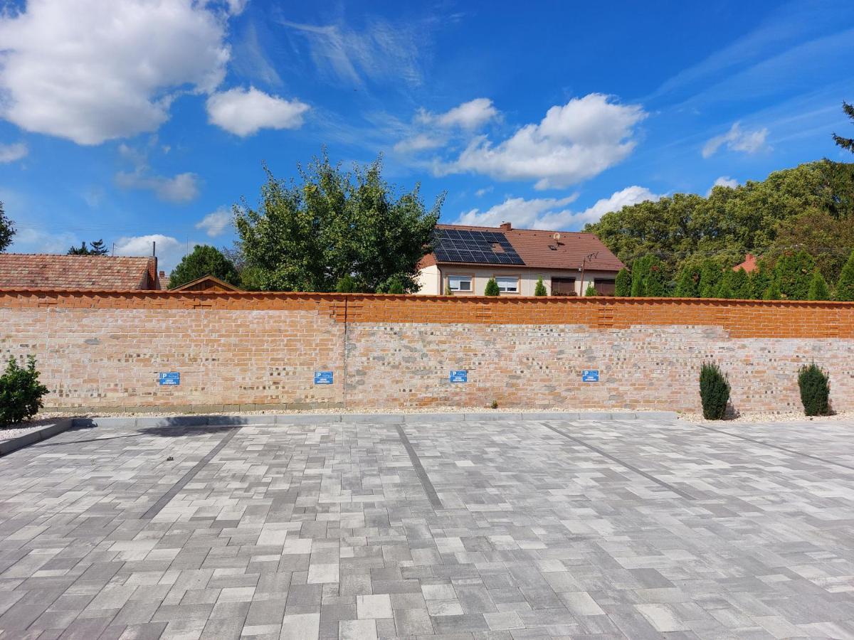 Linden Apartman 106 - Adults Only Mosonmagyaróvár Extérieur photo